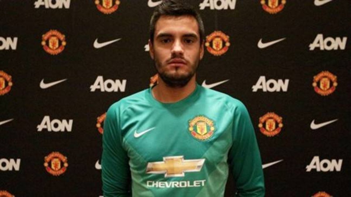 Sergio Romero posa con la camiseta del Manchester United, club por el que acaba de fichar.-Foto: MANUTD.ES