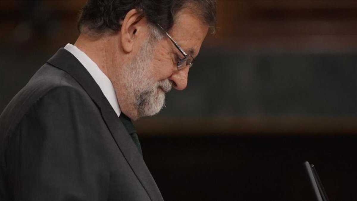 Mariano Rajoy, en la tribuna, durante su mensaje de despedida.-JOSE LUIS ROCA