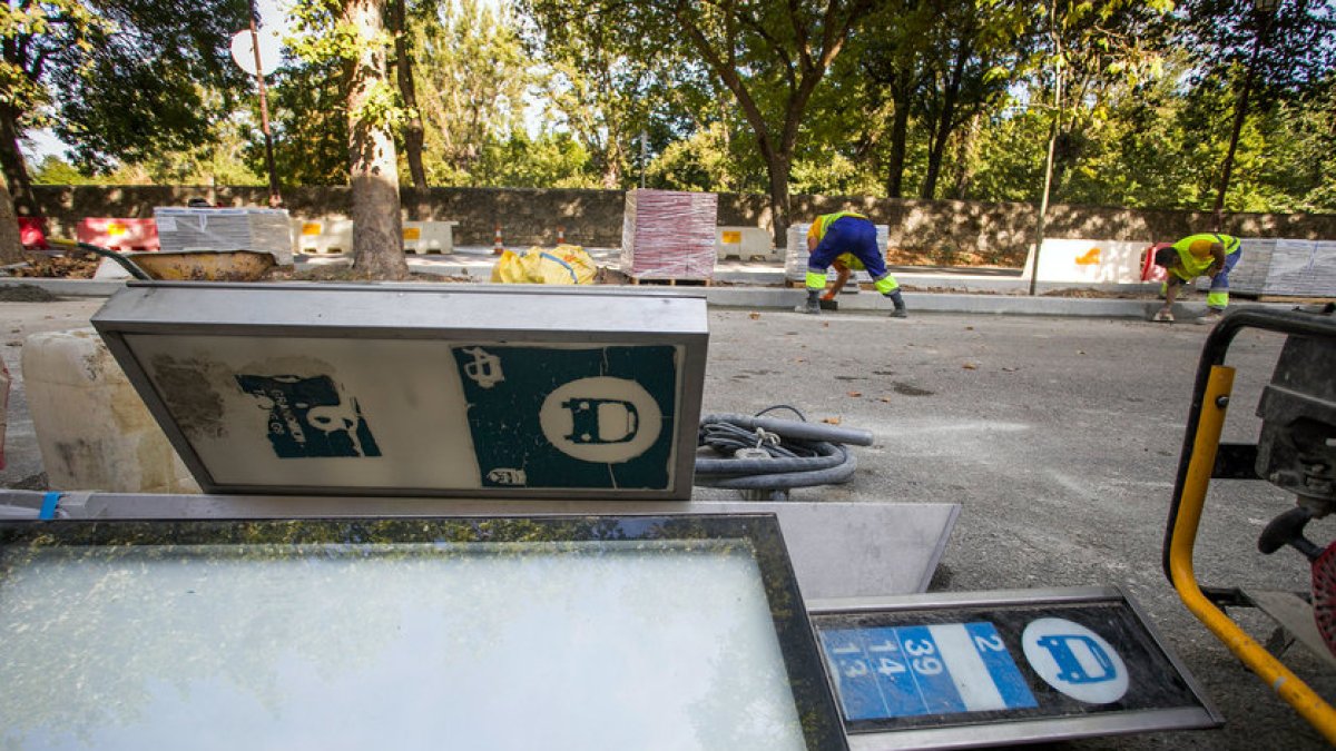 Trabajos de remodelación de las paradas accesibles de autobús en la calle Comendadores, frente al Hospital Militar. TOMÁS ALONSO