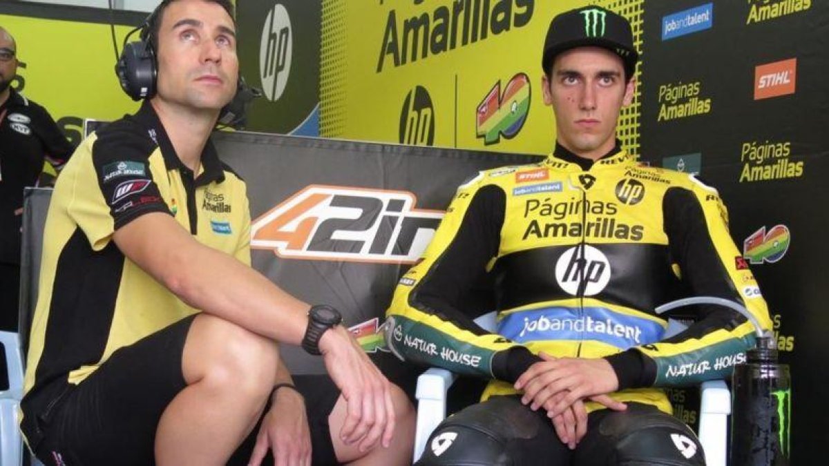 Àlex Rins, en su box, antes de iniciar hoy los ensatos de Moto2 en Sepang (Malasia).-EMILIO PÉREZ DE ROZAS / Enviado especial