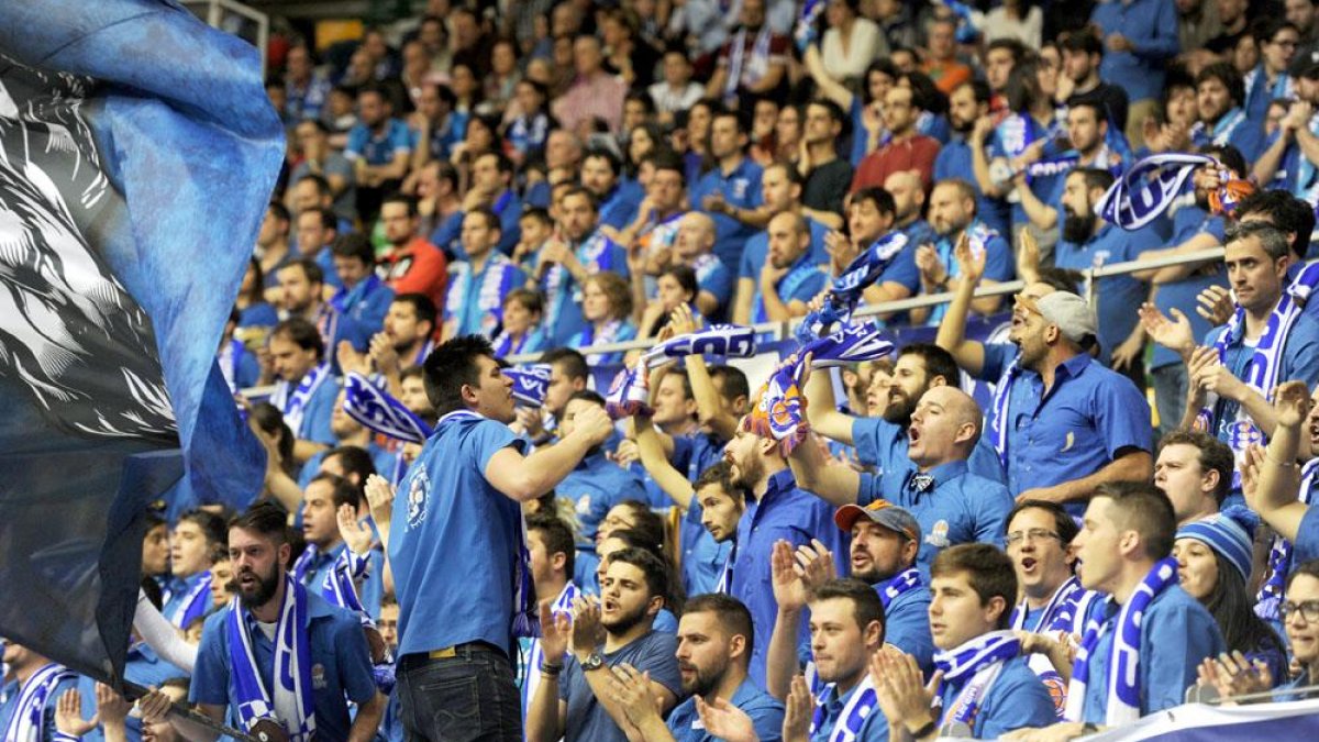 La afición del San Pablo Burgos anima durante un partido en el Coliseum.-ISRAEL L. MURILLO
