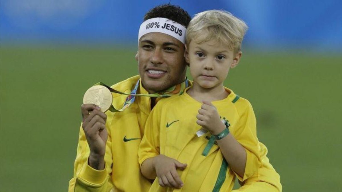 Neymar junto a su hijo Davi Lucca posando con la medalla de oro olímpica en Maracaná.-AP / LEO CORREA