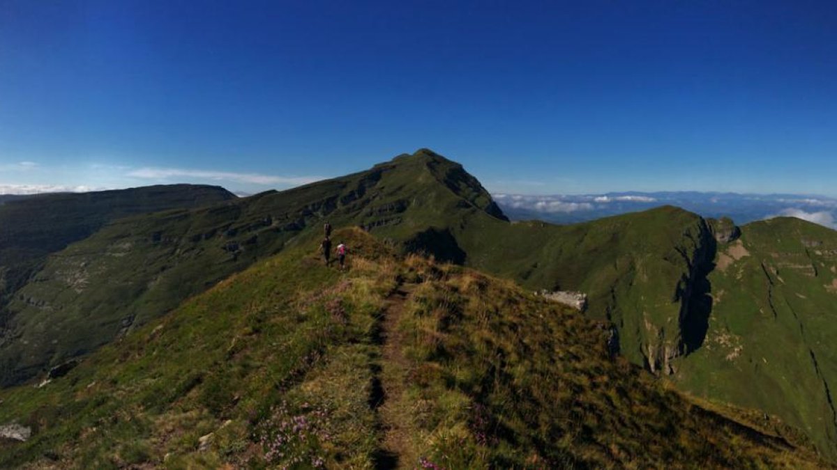 La cima de Castro Valnera es la meta de un recorrido que aspira a convertirse en referente turístico para la provincia.-A.F.I.