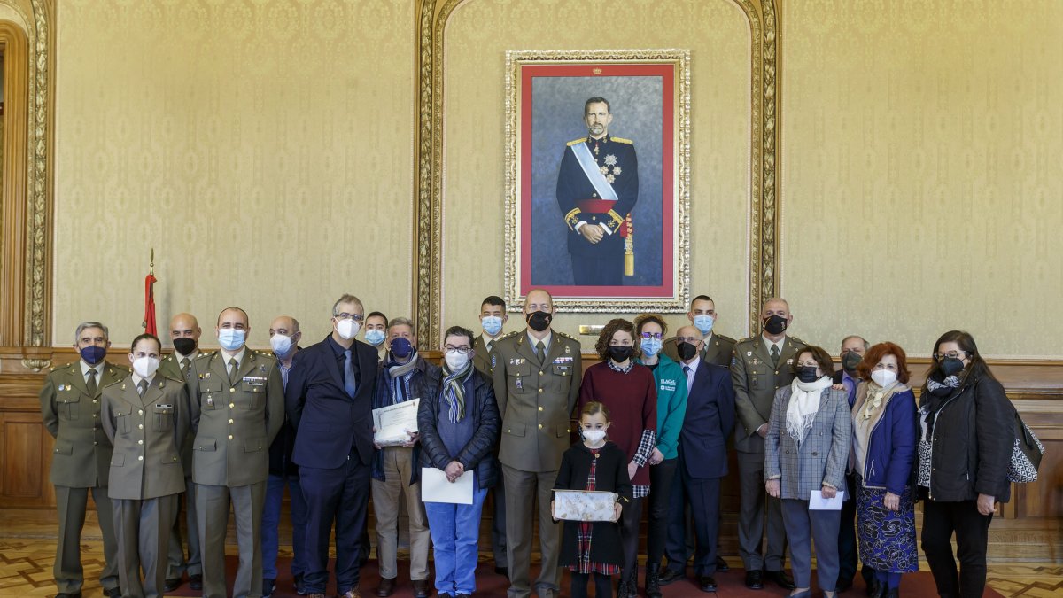 Asociaciones y premiados en una foto de familia con miembros del Ejército. SANTI OTERO