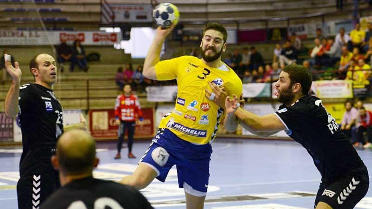 Bojicic busca el pase durante un partido.-ALBERTO CALVO
