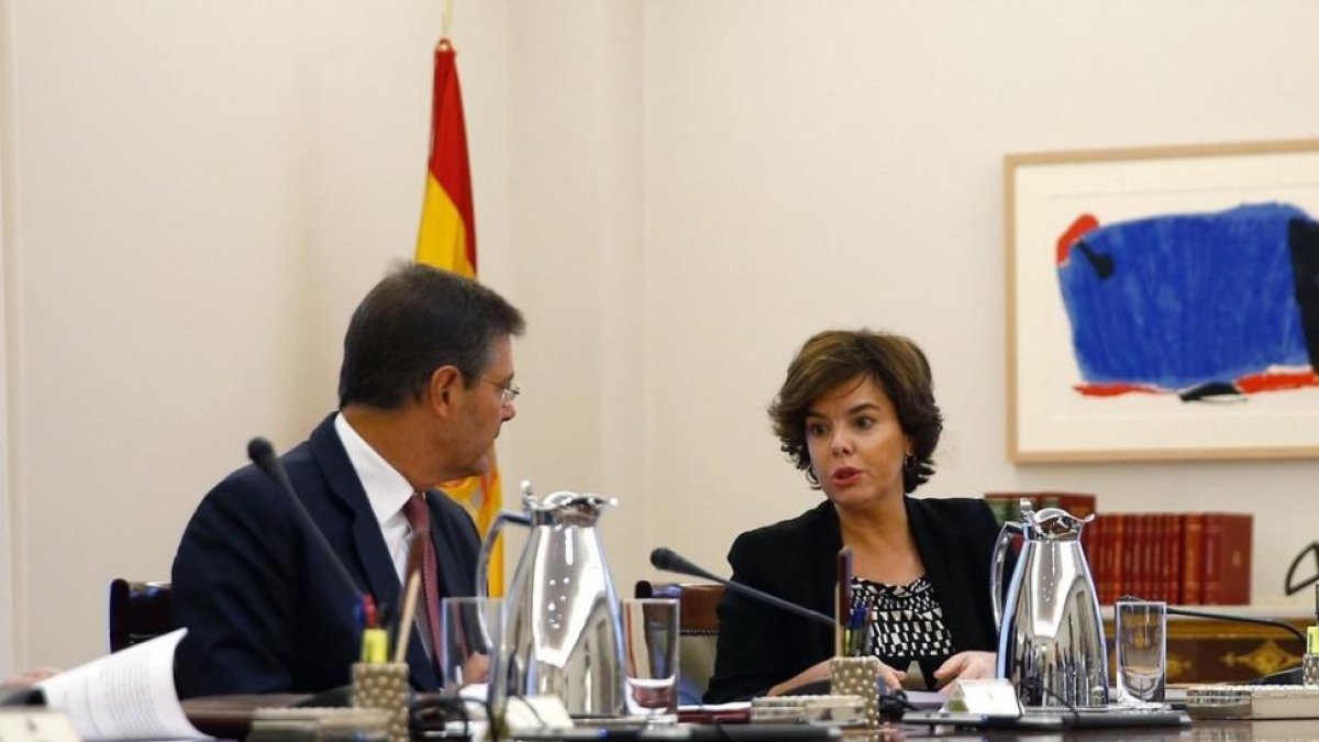 Rafael Catalá y Soraya Sáenz de Santamaría, en la Moncloa.-/ CESAR P SENDRA (EFE)
