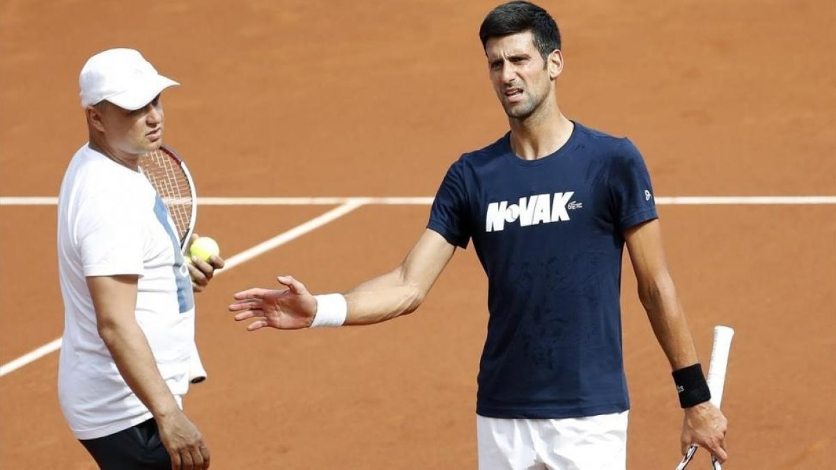 Djokovic, con su entrenador Marian Vajda, en Barcelona.-/ EFE / ANDREU DALMAU