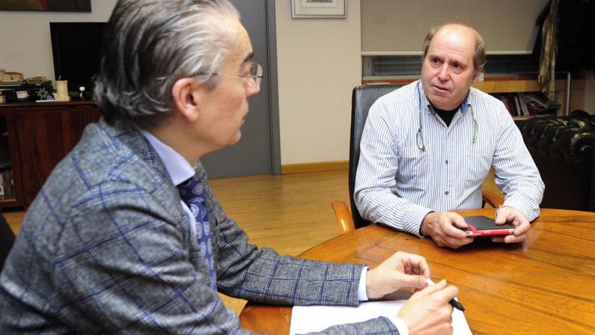 Un momento de la reunión que mantuvieron ayer el delegado regional (izq.) y el alcalde (dch.) en la sede regional.-I. L. M.