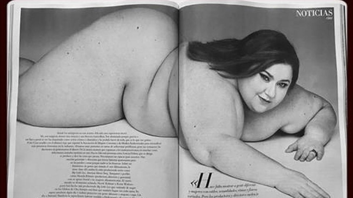 Itziar Castro, en una doble página del reportaje.-/ FÉLIX VALIENTE / HARPER'S BAZAAR