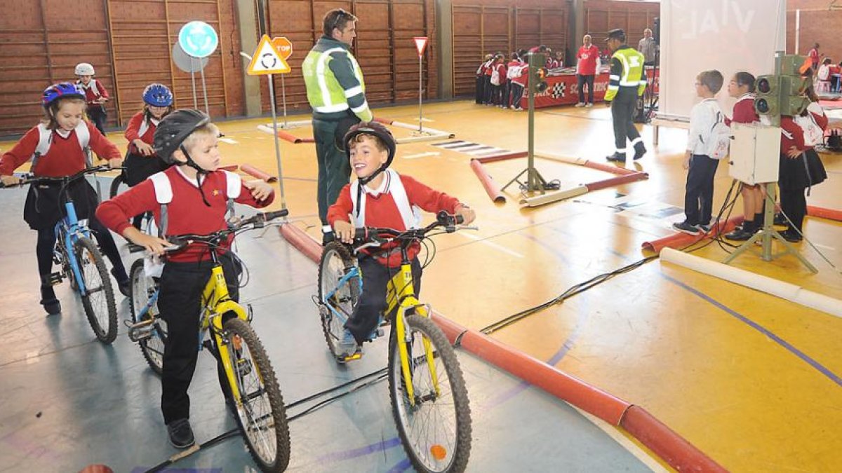 Un centenar de niños pudieron ayer ser conductores, peatones o ciclistas por un día, en el circuito señalizado que para la ocasión, colocaron los agentes de la DGT.-I. L.M.