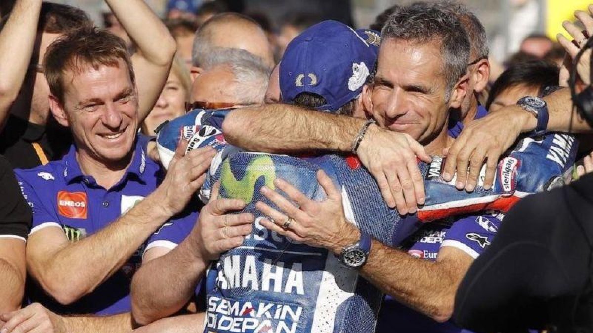 Jorge Lorenzo se despide, bajo el podio de Cheste, de su telemétrico Davide Marelli, a la derecha, el hombre de los datos.-YAMAHA PRESS / GIGO SOLDANO