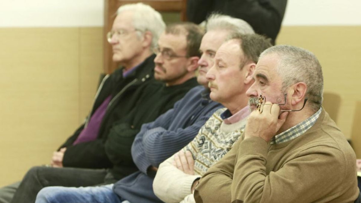 Los cinco encausados durante el juicio que durante el mes de abril se celebró en la Audiencia Provincial de la capital.-R. O.