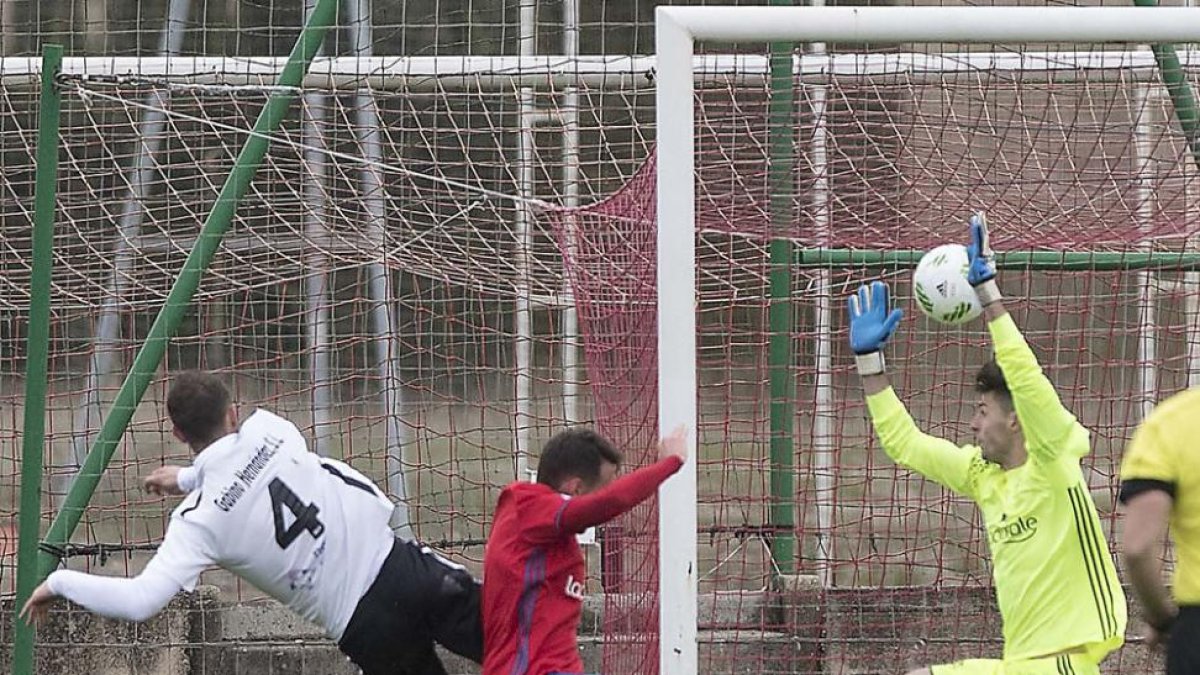 Imagen del único gol del partido obra del central blanquinegro Odei.-MIKEL SAIZ
