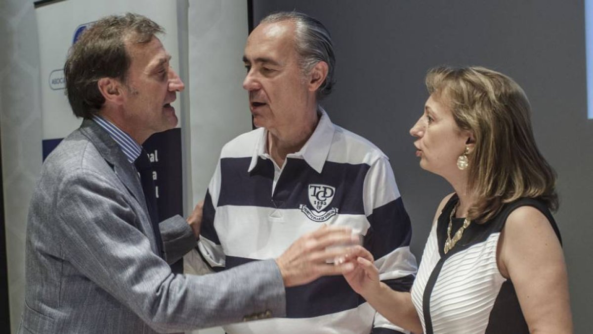 Alberto Gómez Barahona charla con Luis Alberto de Cuenca y Pilar Celma en la clausura ayer del Congreso.-SANTI OTERO
