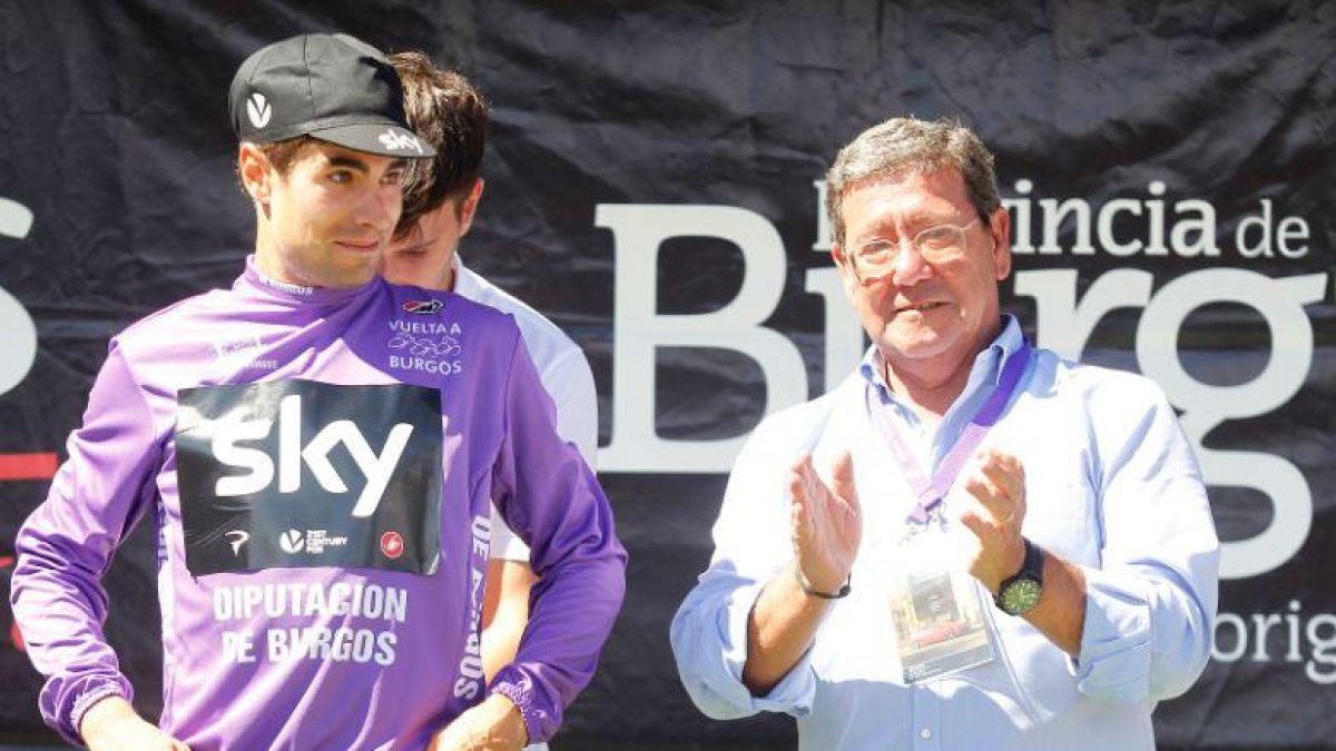 MIkel Landa en el podio con el maillot morado definitivo.-SANTI OTERO