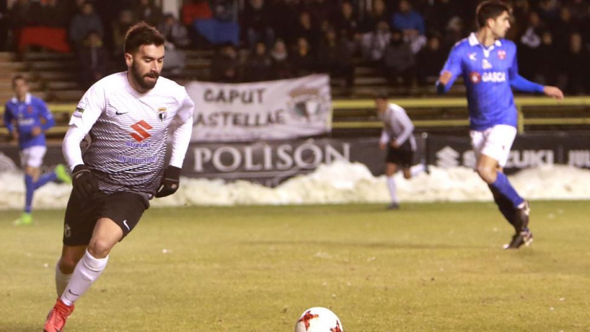Adrián persigue un balón durante un partido disputado en El Plantío-Raúl G. Ochoa