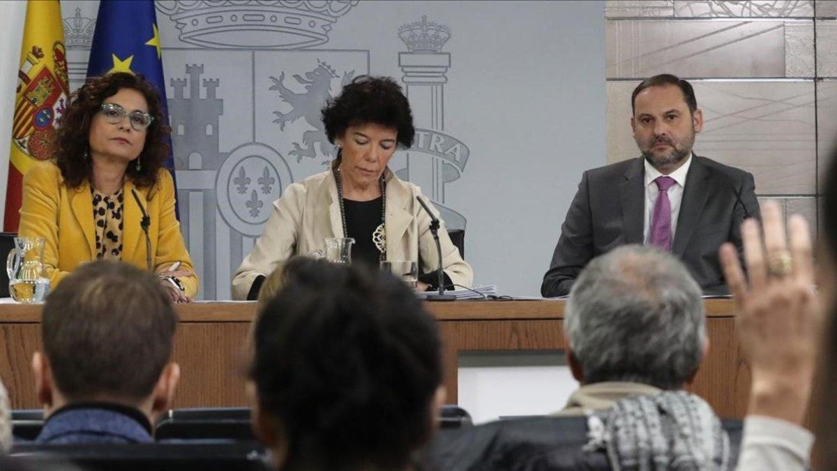 La ministra de Hacienda, María Jesús Montero, la portavoz del Gobierno, Isabel Celáa, y el ministro de Fomento, José Luis Ábalos, durante la rueda de prensa posterior al Consejo de Ministros.-ZIPI (EFE)