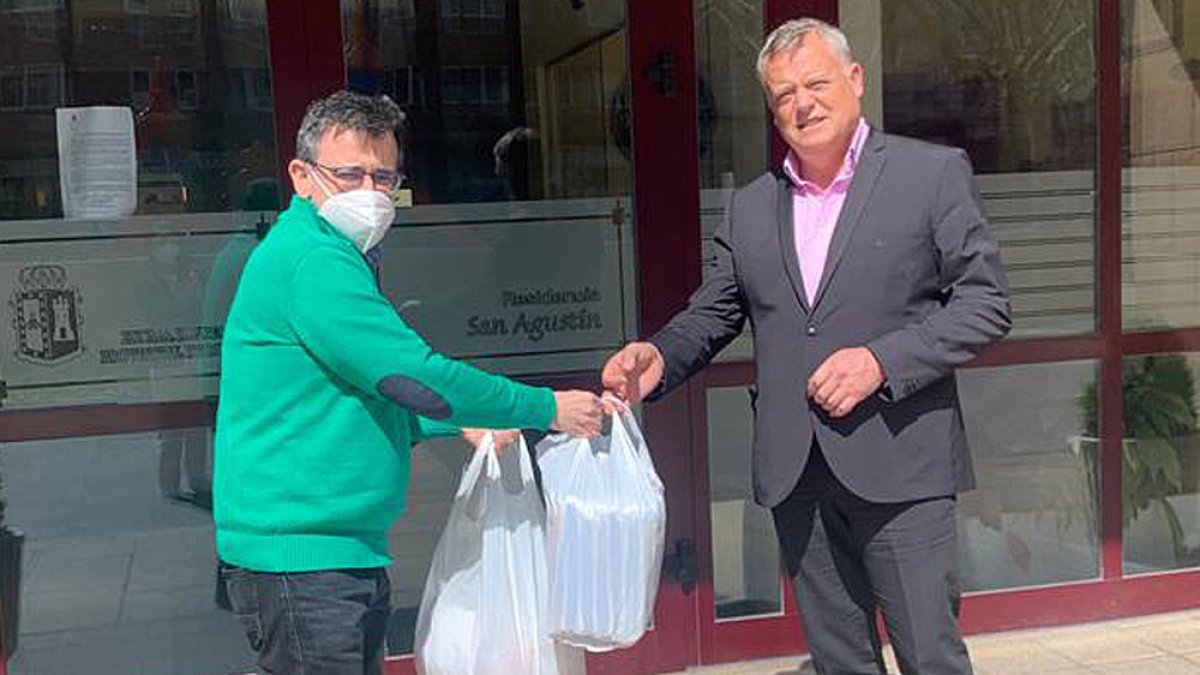 El vicepresidente junto al director de San Agustín, al que también agradeció su labor y la de sus compañeros. ECB