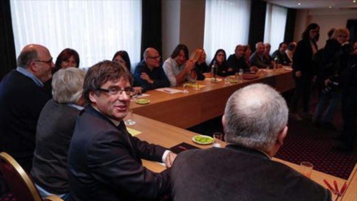 Puigdemont preside la reunión del grupo parlamentario de JxCat en Bruselas.-REUTERS / YVES HERMAN