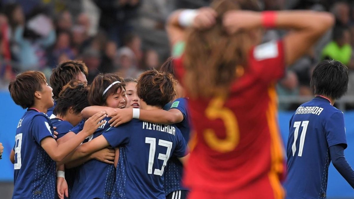 Pujadas se lamenta mientras la japonesa Miyazawa celebra su gol en la final del Mundial sub-20.-LOIC VENANCE (AFP)