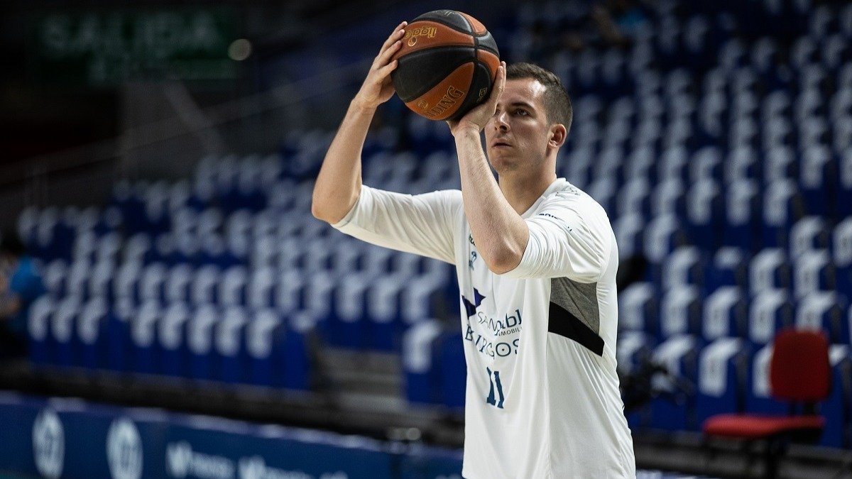 Salvó lanza a canasta durante el calentamiento previo a un partido. ACB PHOTO / J. PELEGRÍN