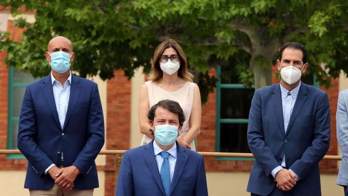 González y Mañueco, en la foto de familia tras la reunión del martes. ICAL