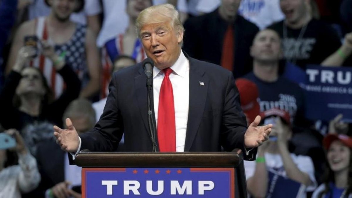 Trump habla durante un mitin en Wiles-Barre (Pensilvania), el 25 de abril.-REUTERS / BRENDAN MCDERMID