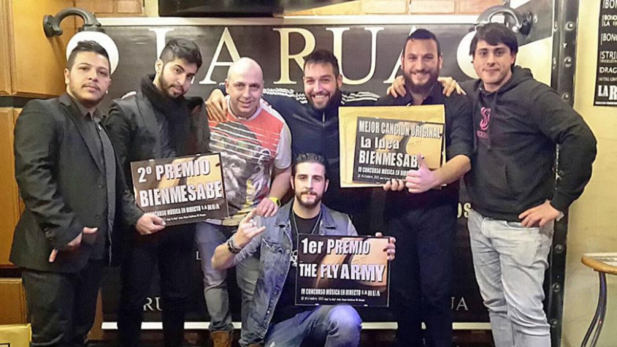 Integrantes de The Fly Army, ganadores de la última edición del Concurso de La Rúa, y de Bienmesabe, segundo premio, con Jacho, impulsor de la cita.-