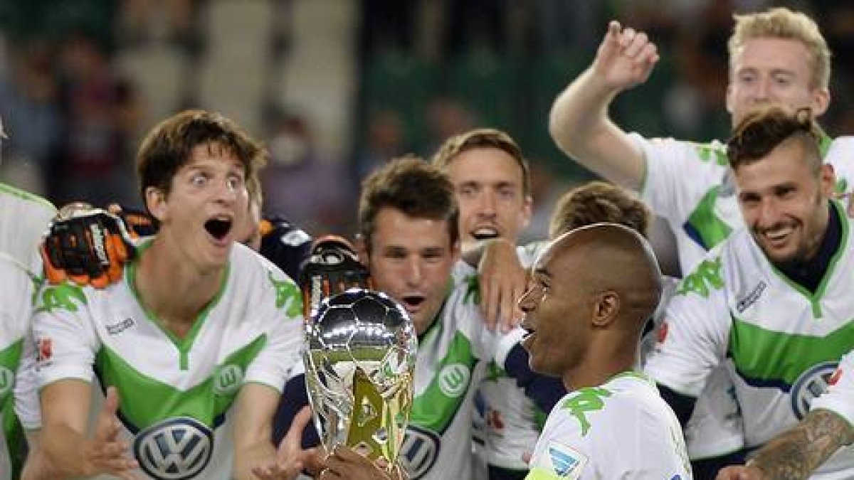 Los jugadores del Wolfsburg celebran la victoria ante el Bayern de Múnich en la Supercopa alemana.-Foto: AP / MARTIN MEISSNER