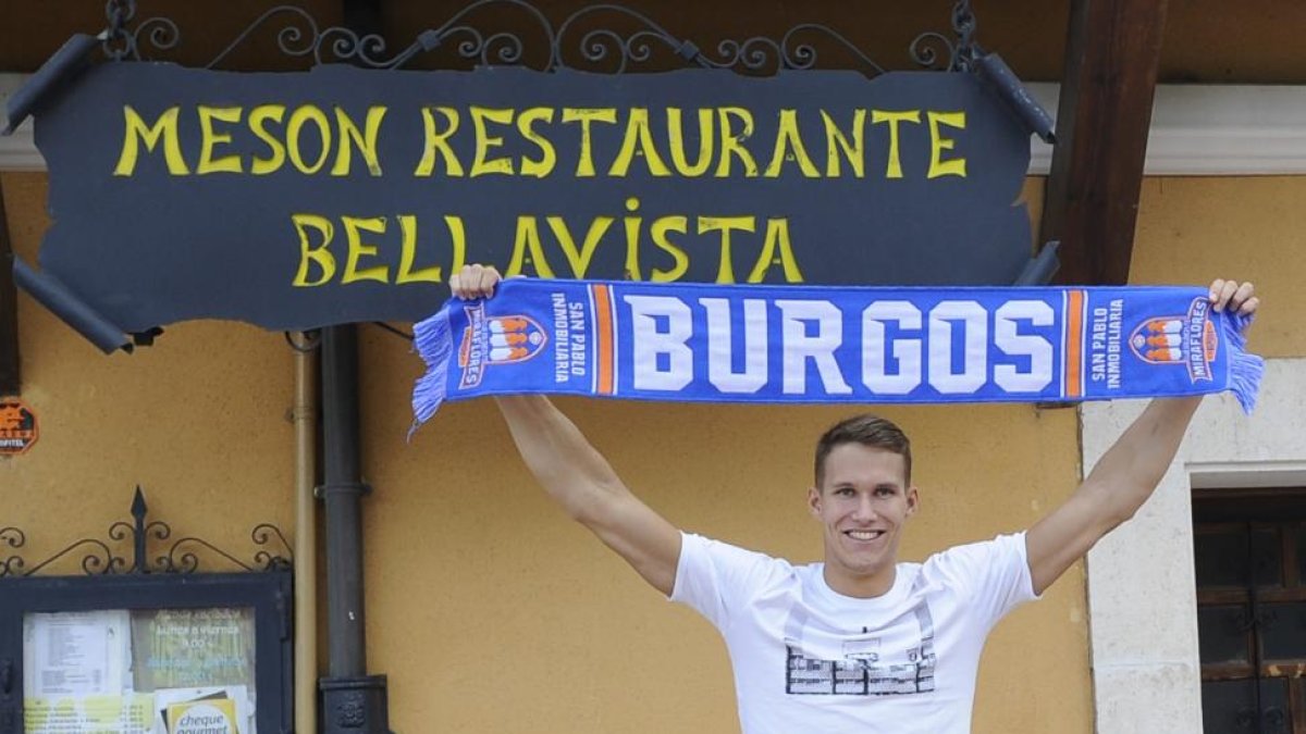 Sedekerskis posa con la bufanda del San Pablo Burgos, ayer, a su llegada a Burgos.-SPB / MARÍA GONZÁLEZ