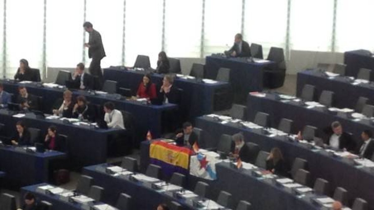 Bandera republicana en el Parlamento Europeo antes del discurso de Felipe VI.-ANTONIO BAQUERO