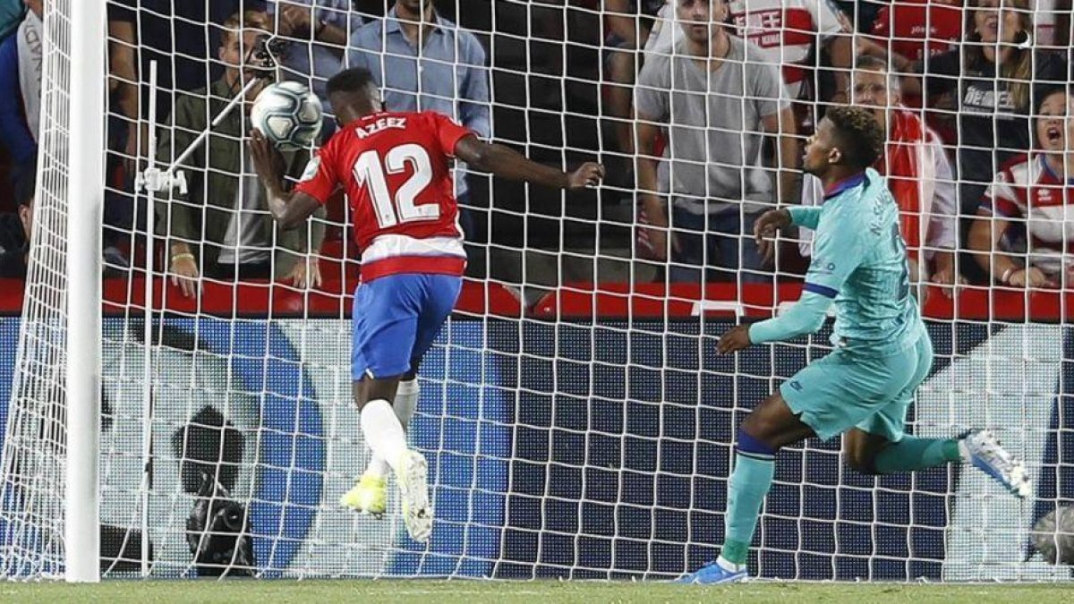Azeez marca el 1-0 para el Granada tras el error de Junior.-MIGUEL MORENATTI