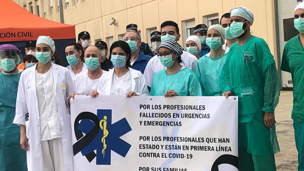 Concentración de sanitarios en el Santiago Apóstol de Miranda. ECB