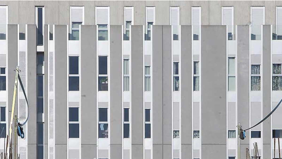 Varios albañiles en una de las obras en construcción en la capital burgalesa.-RAÚL OCHOA