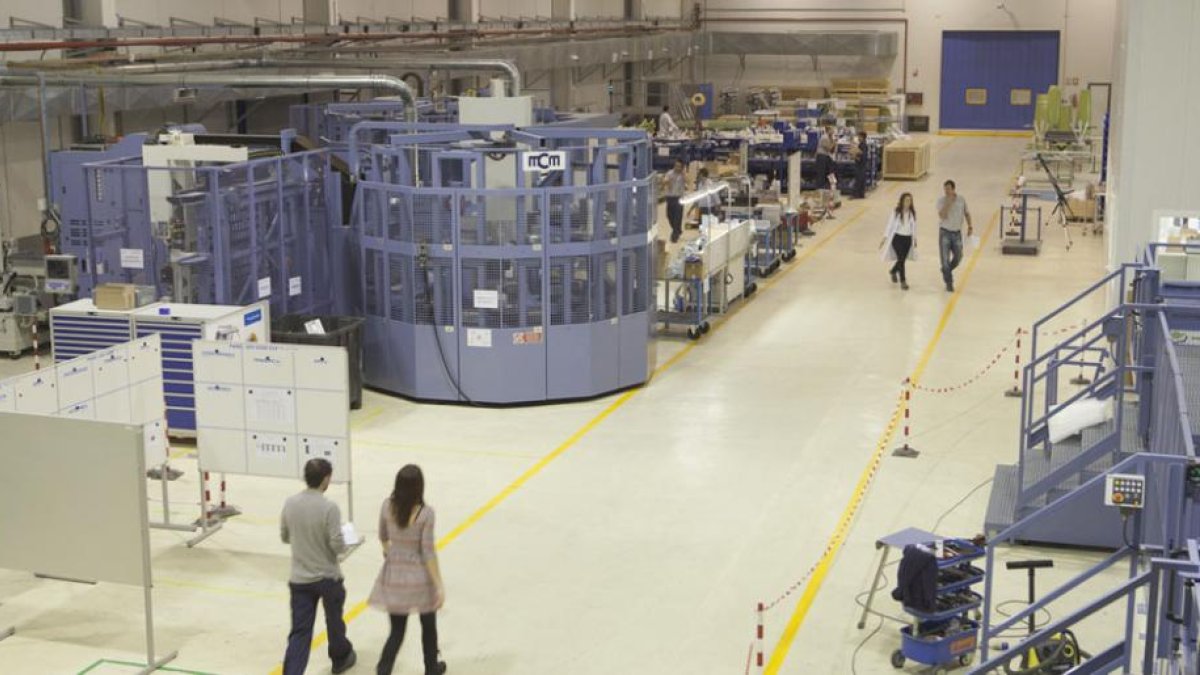 Interior de la fábrica de Aciturri en Miranda de Ebro, localidad en la que hunde sus orígenes el grupo empresarial en el año 1977.-ECB