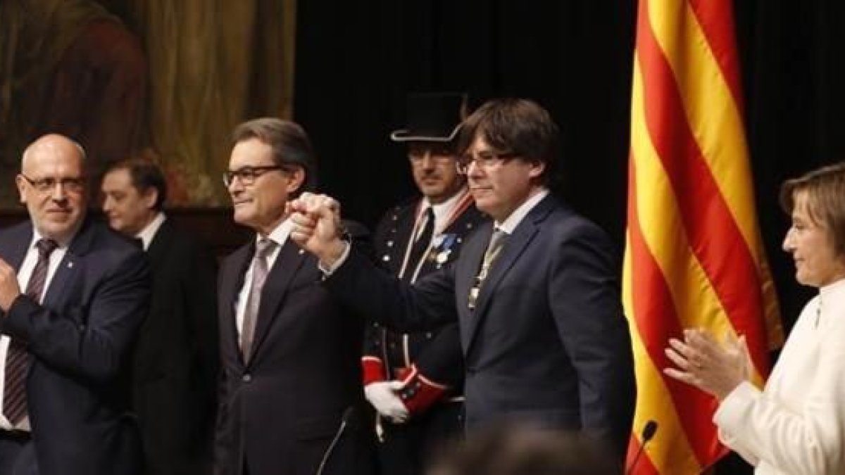 Carles Puigdemont junto a Artur Mas y Carme Forcadell, en la toma de posesión.-JULIO CARBÓ