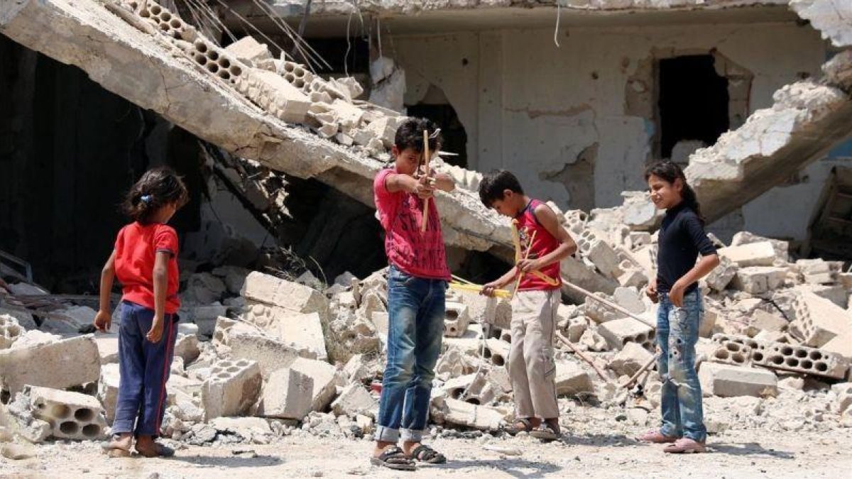 Niños jugando en las calles de la ciudad de Deraa, en el sur de Siria, el pasado 20 de agosto.-ALAA AL-FAQIR