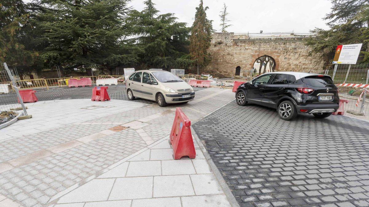 Dos vehículos circulan por la calle Santa Águeda con el arco de San Martín al fondo. SANTI OTERO