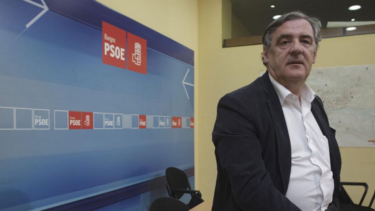 Julián Simón en la sede del PSOE-Santi Otero