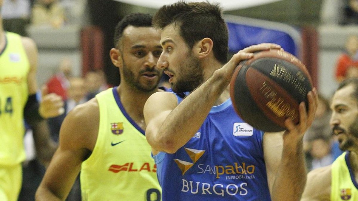 Fitipaldo guarda la posesión del balón.-SANTI OTERO