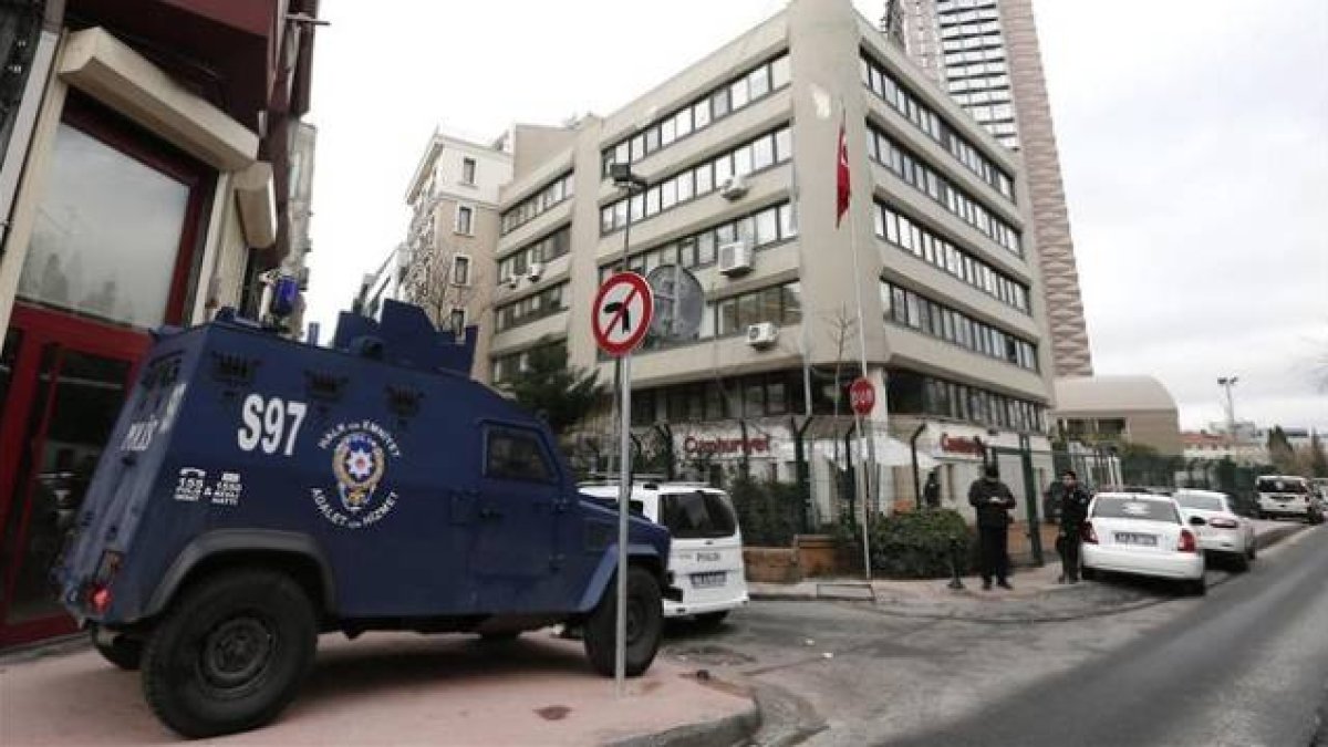 La policía vigila la sede del diario 'Cumhuriyet' este miércoles en Estambul, Turquía.-Foto: EFE / SEDAT SUNA