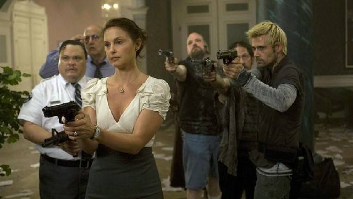 Ashley Judd empuña una pistola, en una escena de la película 'Atraco por duplicao'.-