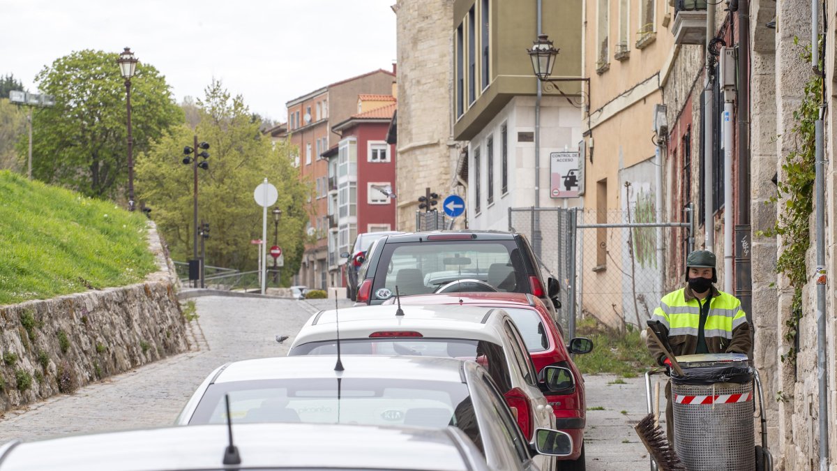 Un operario de limpieza por la calle Cabestreros. SANTI OTERO