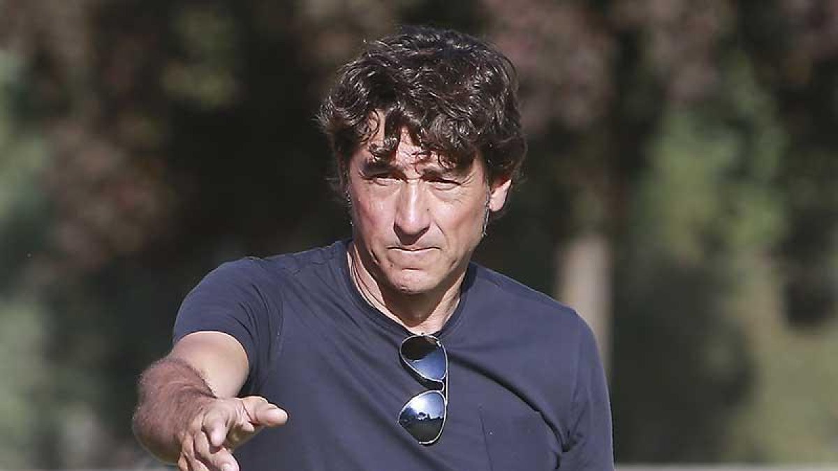 Patxi Salinas da instrucciones a sus hombres.-RAÚL G. OCHOA