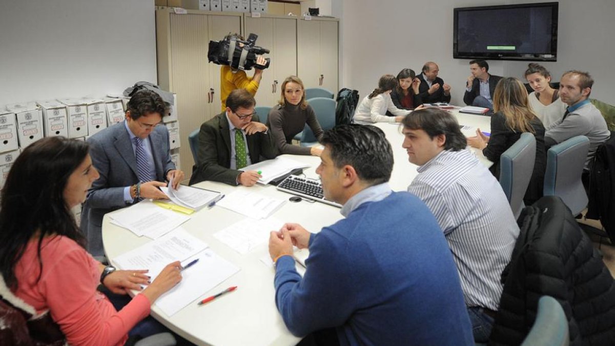 Imagen de la primera reunión de constitución de la comisión, el pasado 20 de octubre.-ISRAEL L. MURILLO