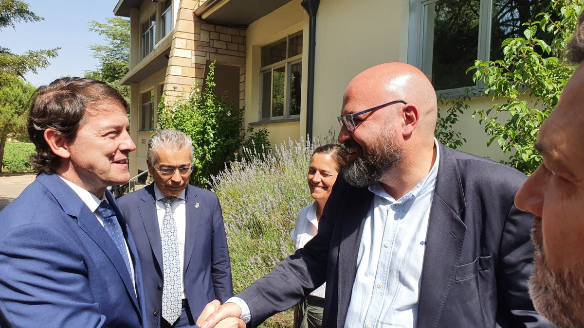 Mañueco saluda al director general de Transparencia y Buen Gobierno de la Junta, Máximo López, a su llegada al Curso Prensa y Poder de San Gabriel