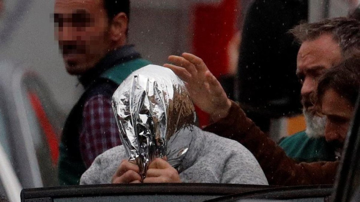 José Enrique Abuín, El Chicle, asesino confeso de Diana Quer, es trasladado por efectivo de la UCO desde la nave de Rianxo (A Coruña) donde ha aparecido el cuerpo.-EFE