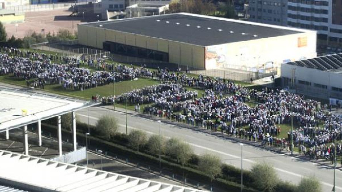 Los manifestantes formaron frente al Hospital Universitario de Burgos las palabras ‘Sanidad pública’.-ISRAEL L. MURILLO