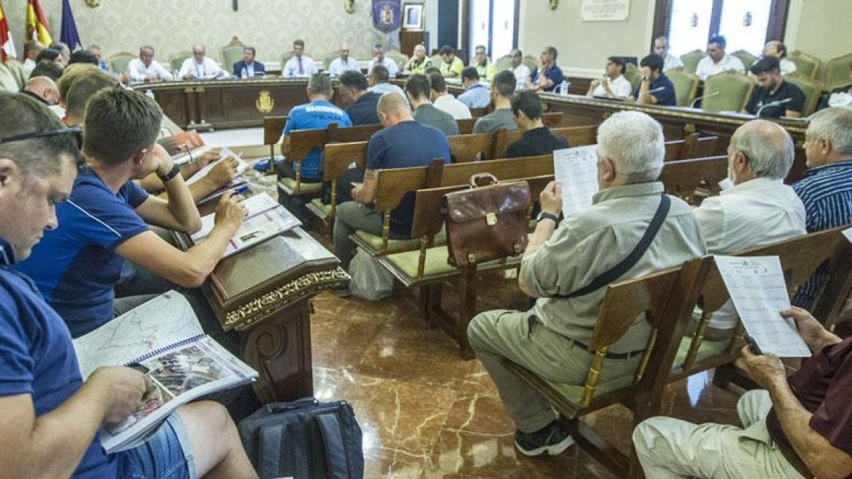 La reunión técnica con los directores de los 18 equipos participantes se celebró ayer en el Salón de Plenos de la Diputación Provincial-Israel L. Murillo