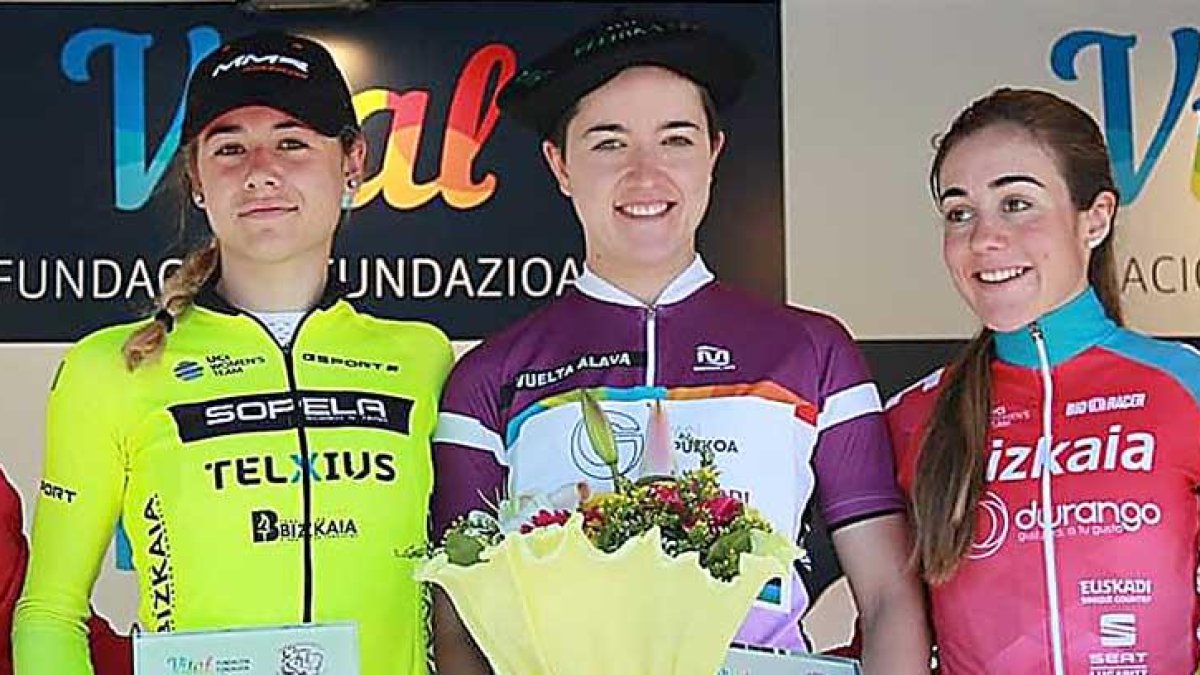 Sara Martín -izquierda- fue tercera en la Vuelta a Álava.-@SOPELATEAM